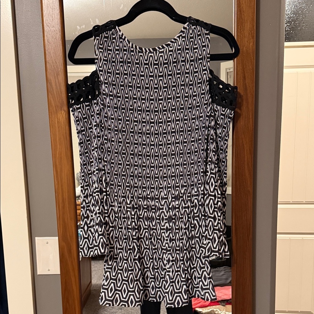 Black and White Geometric Women's Top - Picture 2 of 2